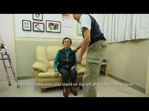 影片: Two persons to assist an elderly to transfer from sit to stand