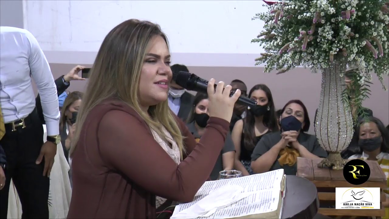 Cantora Sarah Farias