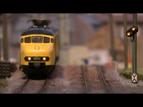 Die wunderschöne Modelleisenbahn vom Landgoed Nienoord in Spur H0 mit DC Car und Autoscooter