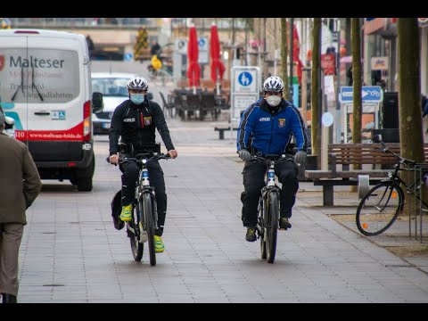 FULDA: Polizei kontrolliert Radfahrer auf dem Uniplatz: "Es geht um Ihre Sicherheit!"