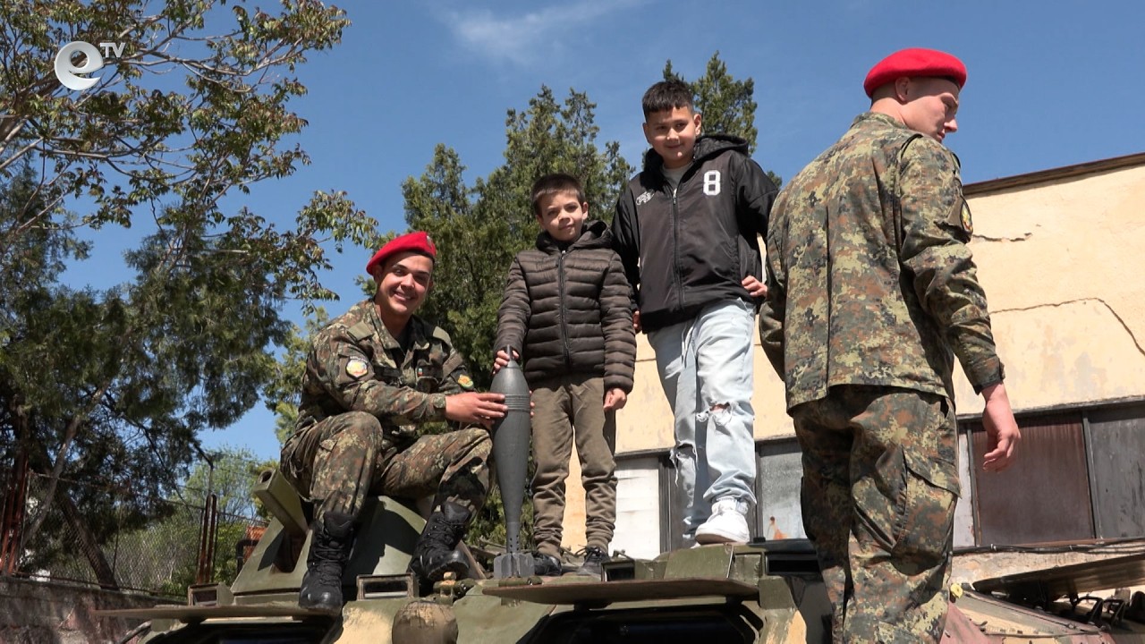 Военните от хасковското поделение демонстрираха бойна техника и спасяване на заложник пред ученици