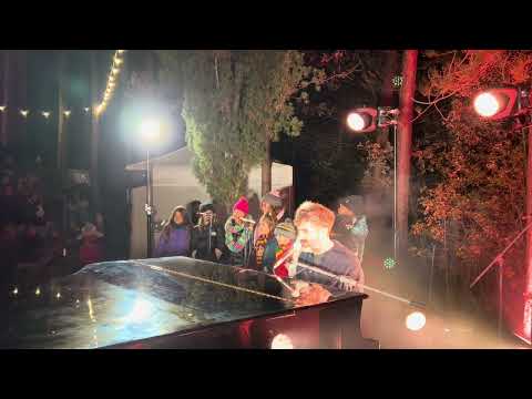 NADALA ALS PINS. Joan Dausà + nens i nenes escola de Vilada. 'Per nosaltres i els de dalt'