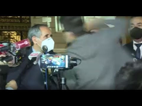 Perú | Golpean a congresista tras destitución de Presidente Martín Vizcarra - AFP