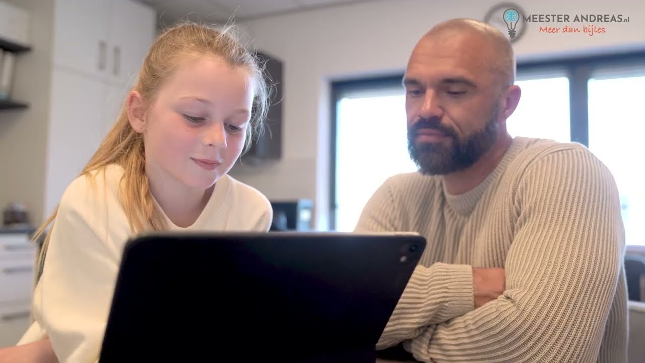Leerling oefent op de tablet terwijl de docent meekijkt