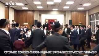באמצע הריקודים: הזמר אברומי רוזנבאום הפתיע והעלה לראשונה את בנו על הבמה ● צפו