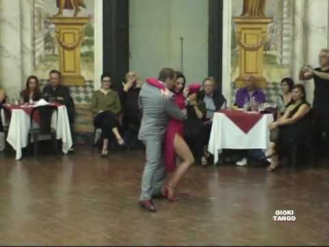  Cristina Sosa  and  Daniel Nacucchio  are  dancing  to  the  tango  "  Danzarin  "
