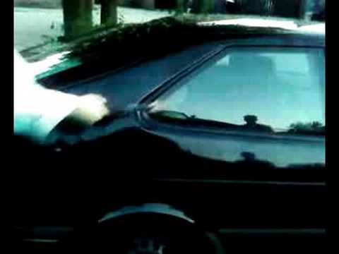 ijgen auto ruit in slaan