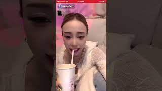 ライブ配信　巨乳ギャル　柔らかそうな巨乳がずっと谷間　胸チラ　nipslip