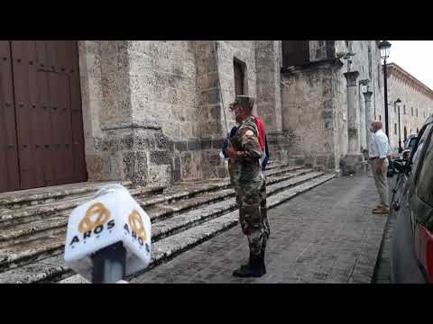 Vea el momento solemne de "arriar o bajar", la .Bandera en Panteón Nacional de República Dominicana