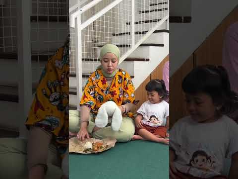 Ibu-ibu, gak perlu pusing lagi kalau si kecil susah makan! Cek tips parenting ala #riansagit yang pasti bikin anak terta...