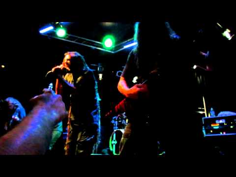 Videoclip de Beneath A Black Sky (Live) — Six Feet Under