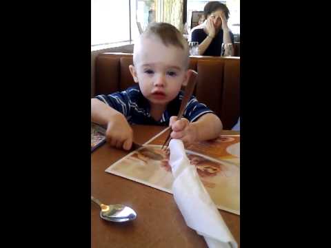 תינוק מנסה לאכול תמונות מציאותיות