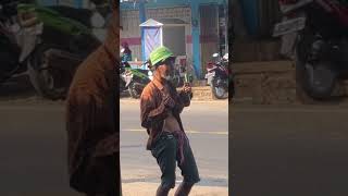 Download lagu status wa lucu viral odgj orang gila joget dijalan viral TikTok bikin ngakak #shorts mp3