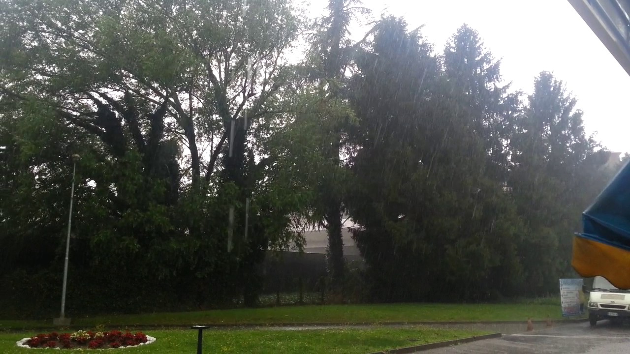 Giornata tremenda sul Lario: pioggia torrenziale ed anche la grandine, guardate un pò qui….