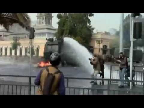 Cães e manifestantes vs polícia chilena