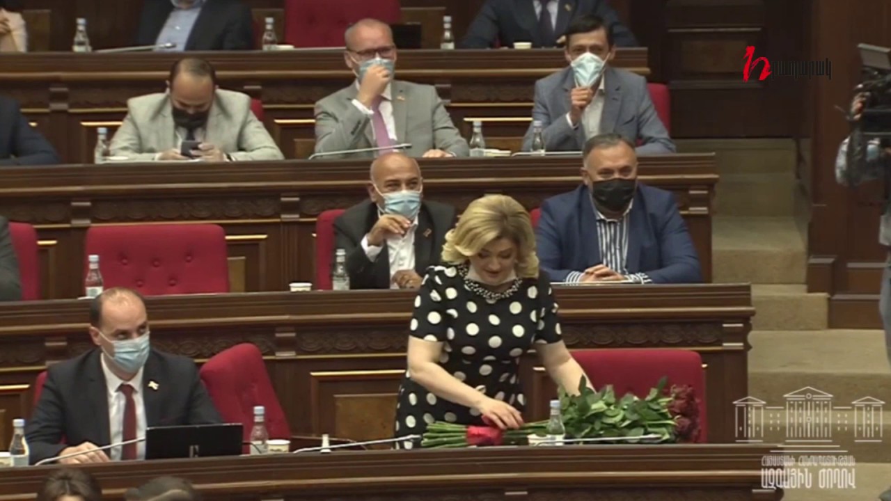 Գժանոց ա... Էս կարո՞ղ ա նույն վարդերն են, որ դու էիր նվիրել . Միրզոյանն՝ ԱԺ նիստի ժամանակ