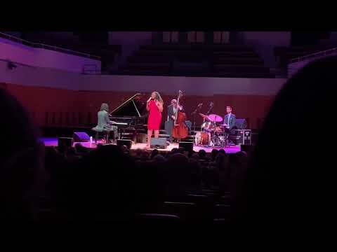 Samara Joy sings Flor de Lis by Djavan in her concert in Dublin