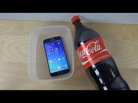 A turnat cola peste telefonul mobil și a așteptat două minute! Ce s-a &icirc;nt&acirc;mplat după te va pune pe g&acirc;nduri! (VIDEO)