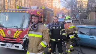 У центрі Миколаєва горіла квартира у дев'ятиповерхівці: потерпілому викликали «швидку» (відео)