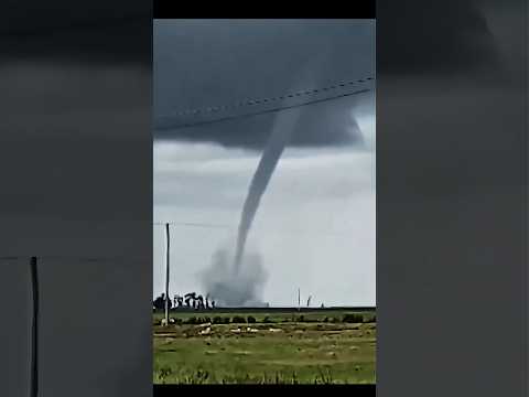 Urgente🌪️👉, #tornado é filmado tocando o solo no interior da cidade de #mostardas , #riograndedosul
