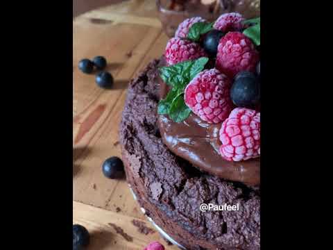 BIZCOCHO DE CHOCOLATE CON FROSTING DE FRUTOS ROJOS