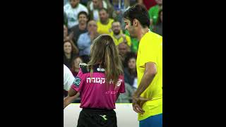 Download lagu She gave Kaká a yellow card for taking a selfie with him 😂❤️🩹 mp3 Download lagu She gave Kaká a yellow card for taking a selfie with him 😂❤️🩹 mp3