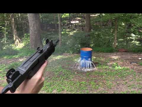 Mini-Uzi vs. 55-Gallonen-Fass voll Wasser