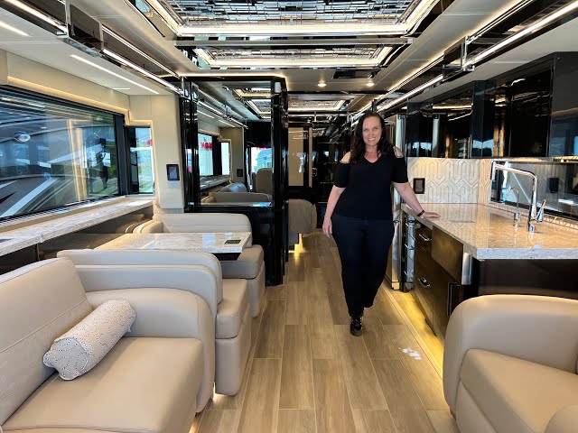 Preview image of 2023 Newmar King Aire 4521 (17N221623) youtube video