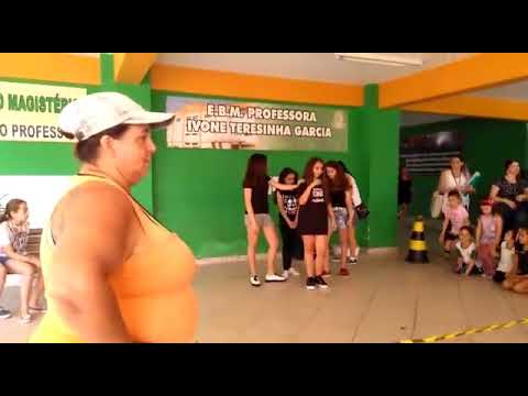 Dançando boombayah (passando vergonha na escola kkk)