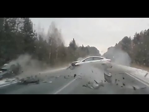 Extreme Car Crashes Compilation 2017
