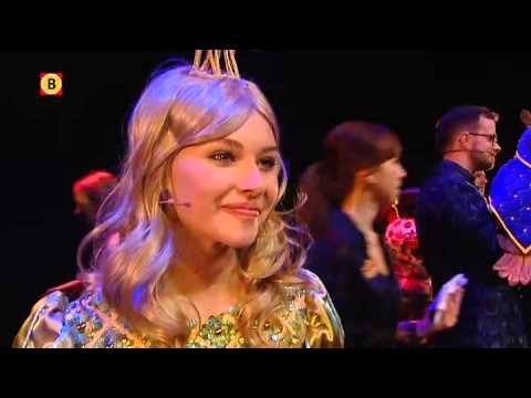 Vajèn van den Bosch na afloop van de première van Klaas Vaak