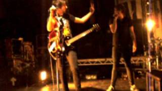 All Time Low - Alex disses Jack's beard & the showers at the venue