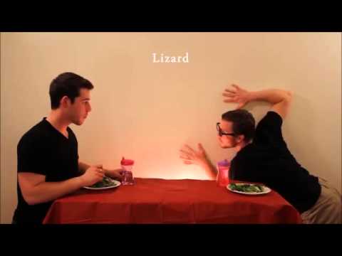 Mann macht Tiere nach beim Essen