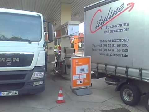 Saksalainen kuski rikkoo tankkauspisteen