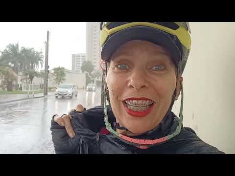 criança feliz pedalando na chuva