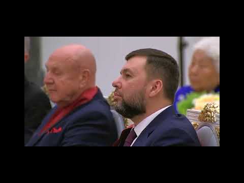 Видео: Путин наградил учителя из Якутии Видео: Путин наградил учителя из Якутии