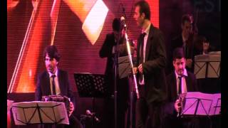 Kevin Johansen junto a la Orquesta El Arranque