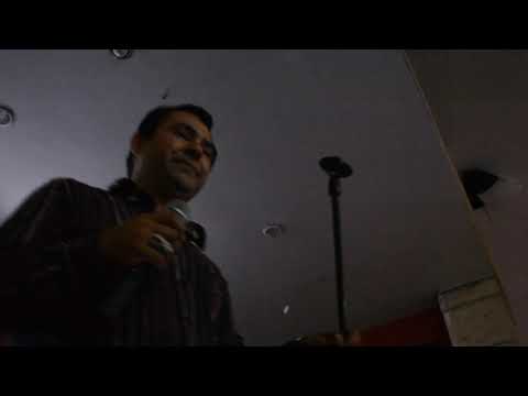 capullito de rosa, hay unos ojos y algo en ti