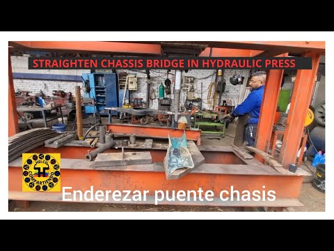 RÉTTTA UNDERGREIÐSBRÚ Í VÖKKUPRJÚS, FORD 1956