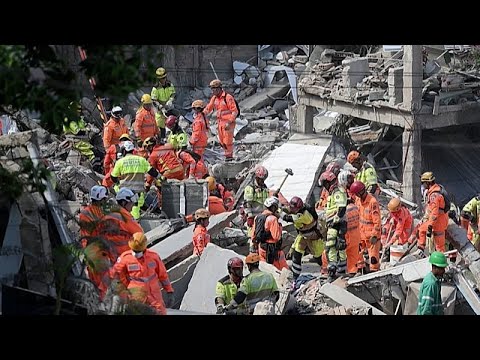 Video Thumbnail: Rettungskräfte suchen Überlebende nach tödlichem Heimeinsturz in Brasilien