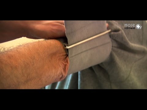 Ćwiczenia z hantlami na mięśnie klatki piersiowej dla kobiet w domu Fizjoterapia z wzmożone napięcie mięśni
