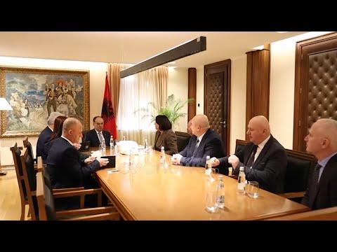 Presidenti Begaj takon drejtuesit e Autoritetit për Informim mbi dokumentet e ish-Sigurimit