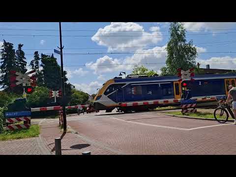 Spoorwegovergang Hooglanderveen (Amersfoort-Vathorst) // Dutch Railroad Crossing