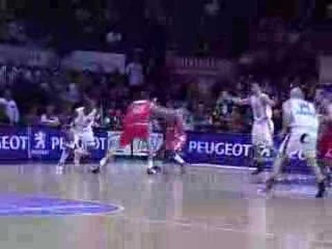 08 17-10-07 BCO-Charleroi - Ovcina werkt een assist van Titu