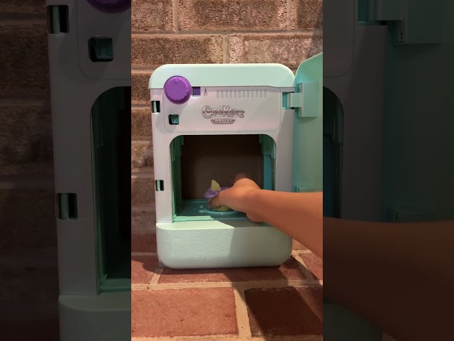 Vídeo relacionado con Freezy Cakez de Cookeez Makery. ¡Mezcla y Decora! Mete la Masa en la Nevera y, al sacarla, se habrá Convertido en un Peluche Interactivo y perfumado Que tiembla de frío. ¿Qué Freezy Cake prepararás?