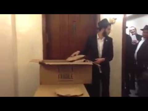 חלוקת המצות לשלוחים ברחבי תבל