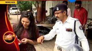 Traffic cops ask to tie Rakhi to women violating rules, gift helmets - Zee 24 Kalak