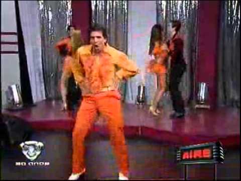 Showmatch 2009 - José María shines with a musical number