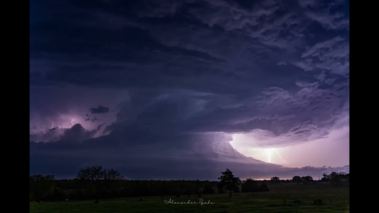 Rotating Supercell Looms Over Oklahoma