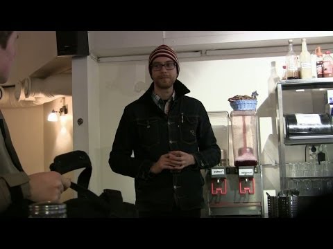 Erik letar nya kompisar på kaféet - Snurra flaskan (TV4 Play)